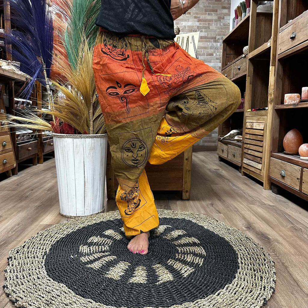 Yogahosen und Festivalhosen – High Cross Himalaya-Print auf Orange