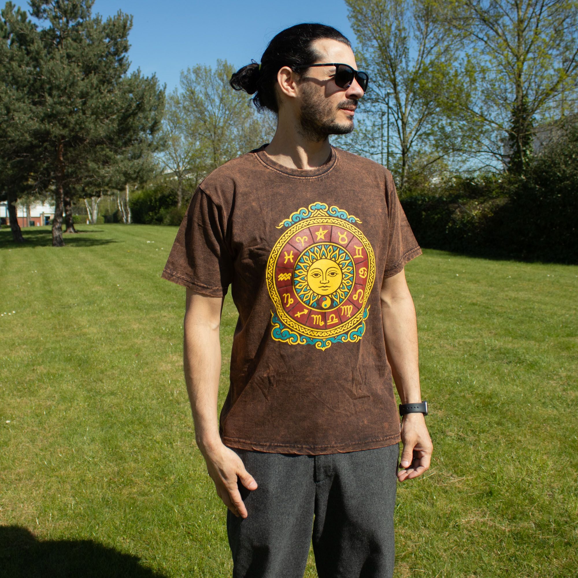 Nomad Sari Stonewashed Baumwoll-T-Shirt – Sonne & Tierkreiszeichen – Braun – Medium