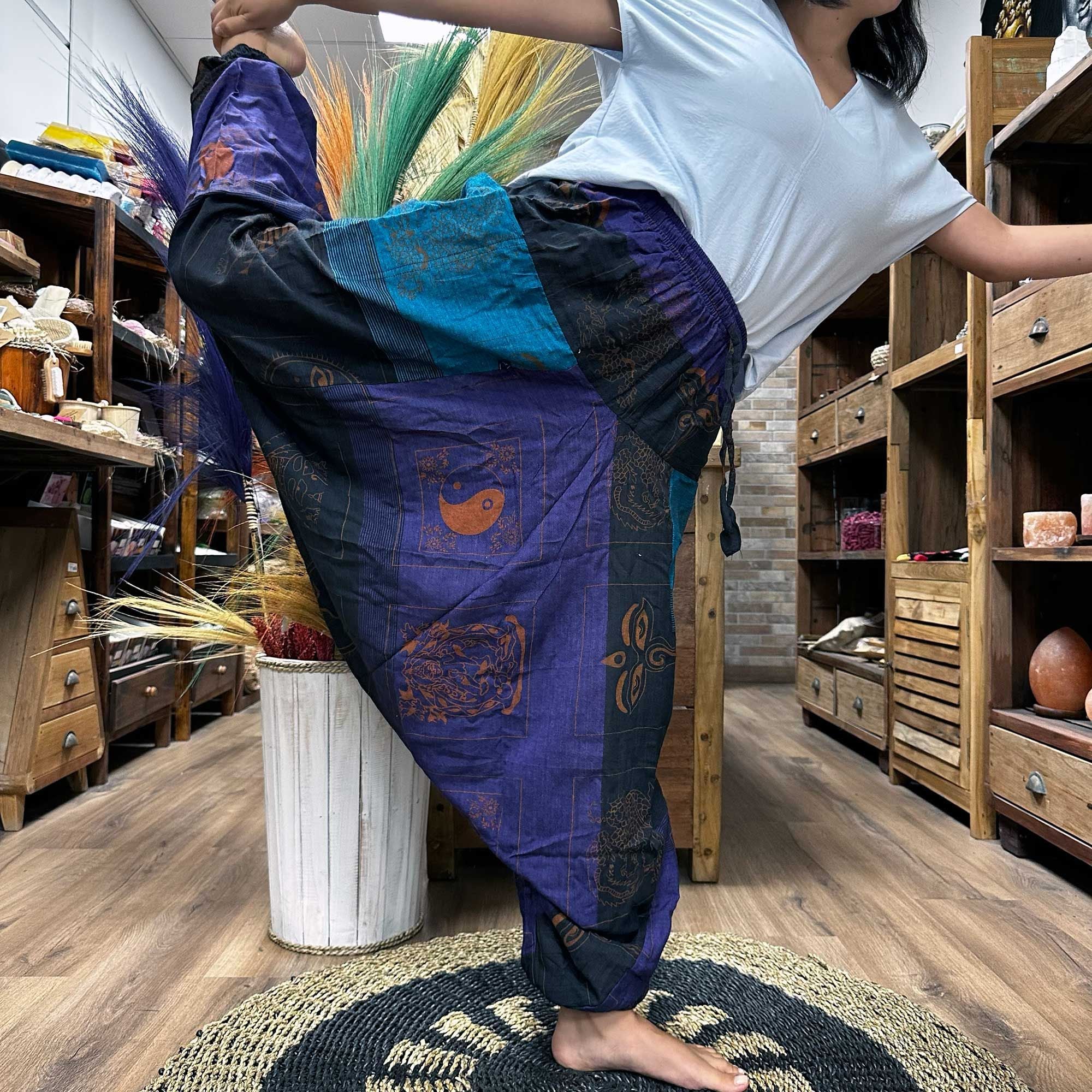 Yoga- und Festivalhosen – Himalaya-Aladdinhosen mit Print auf Lila