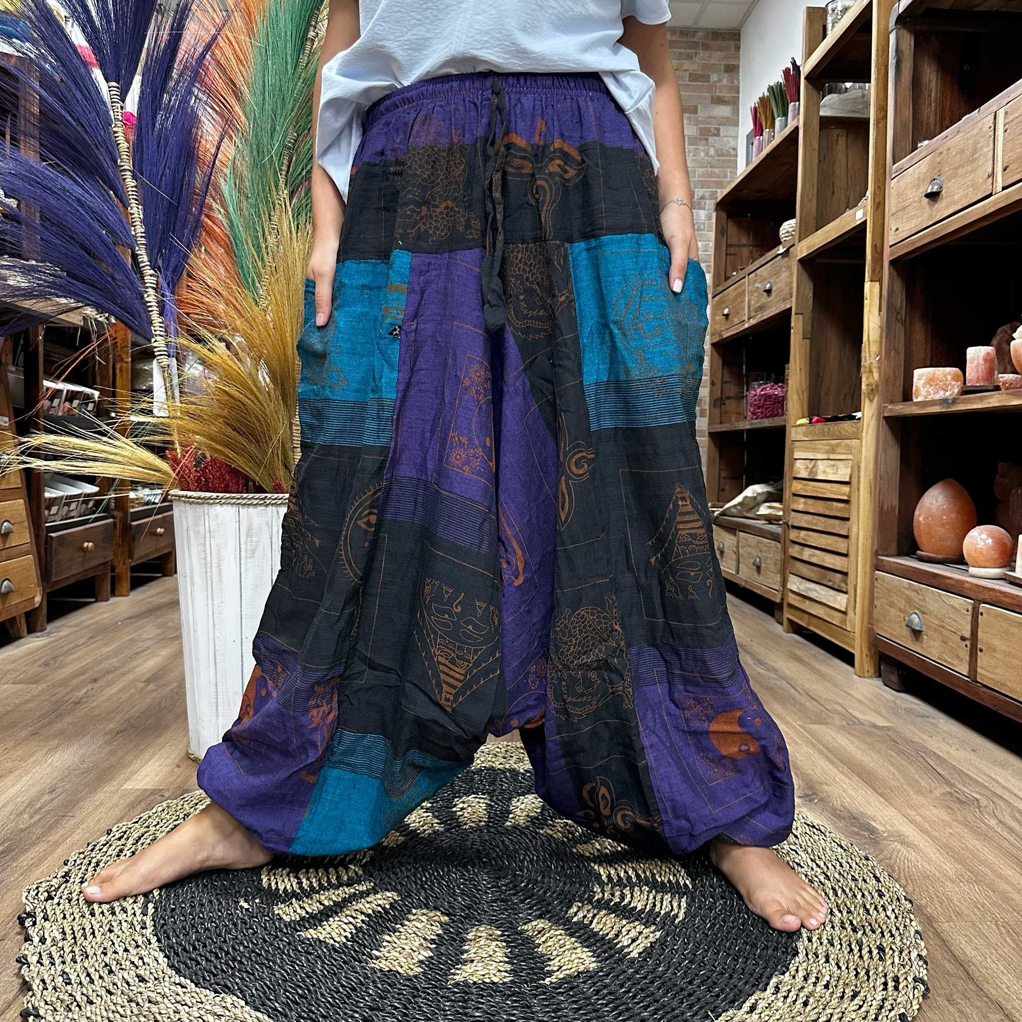 Yoga- und Festivalhosen – Himalaya-Aladdinhosen mit Print auf Lila