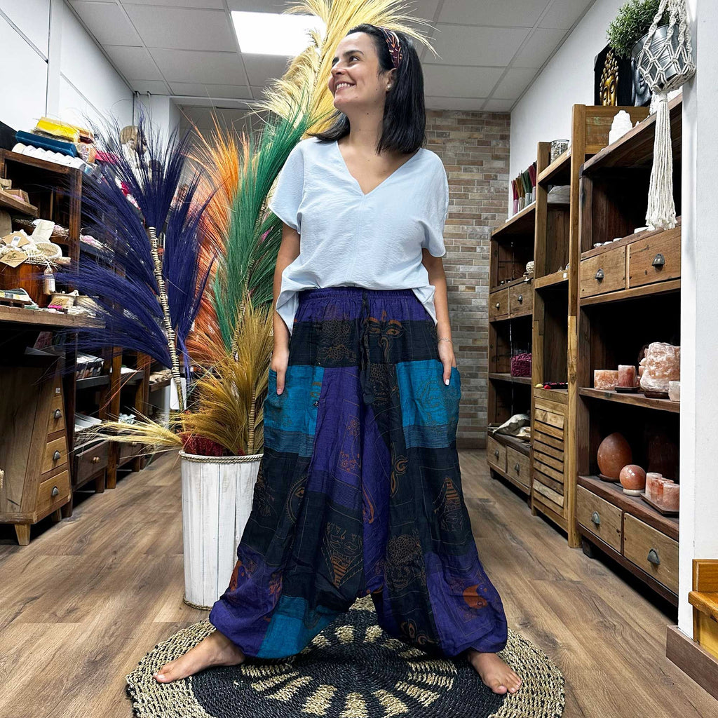 Yoga- und Festivalhosen – Himalaya-Aladdinhosen mit Print auf Lila
