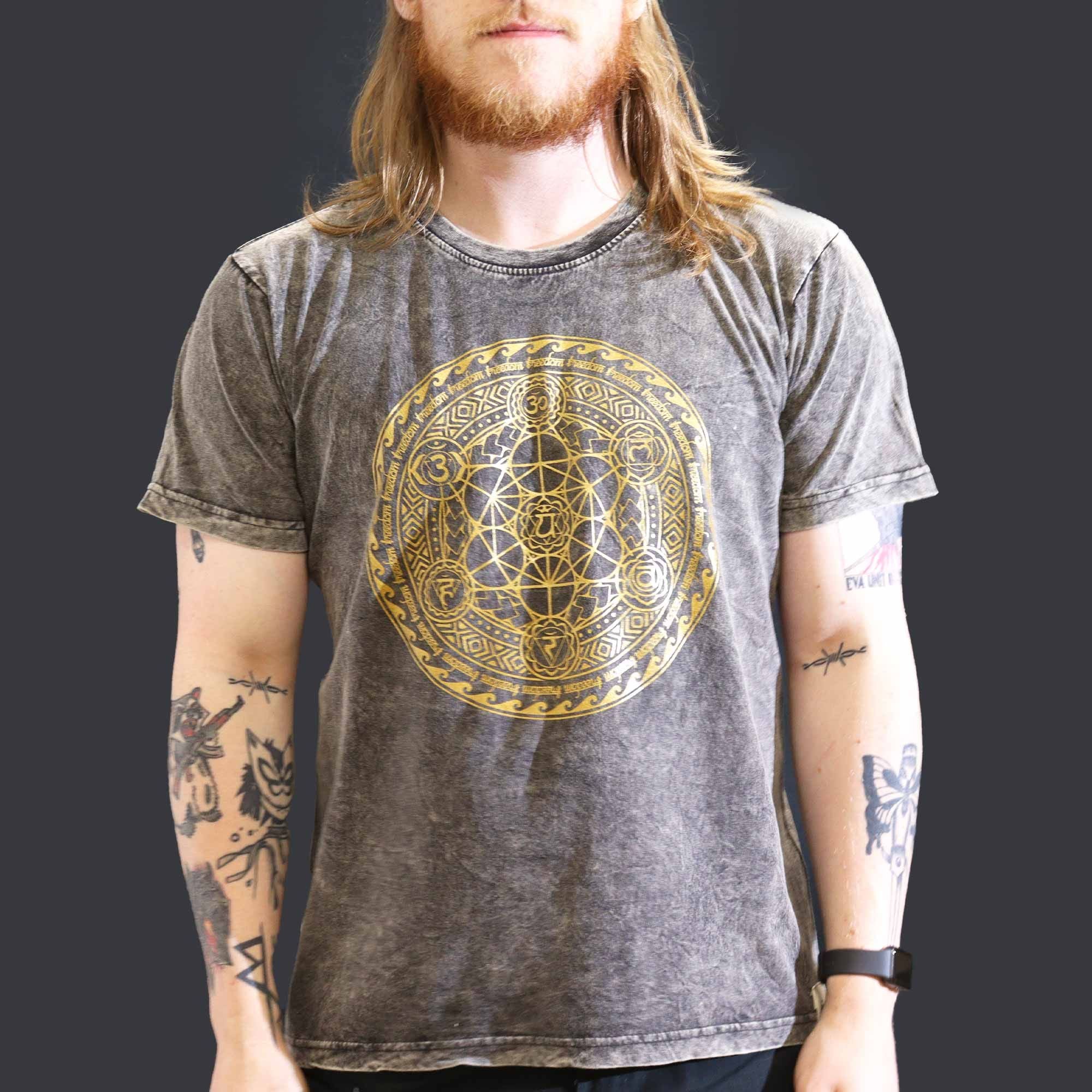T-shirt in cotone stonewashed Nomad Sari – Chakra – Grigio scuro – Grande