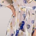 (LXL) Nomad Sari On the Med Kollektion – Kleid – Weiß, Blau & Gold Böser-Blick-Design