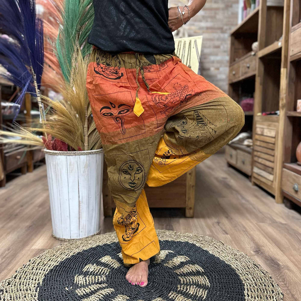 Yogahosen und Festivalhosen – High Cross Himalaya-Print auf Orange