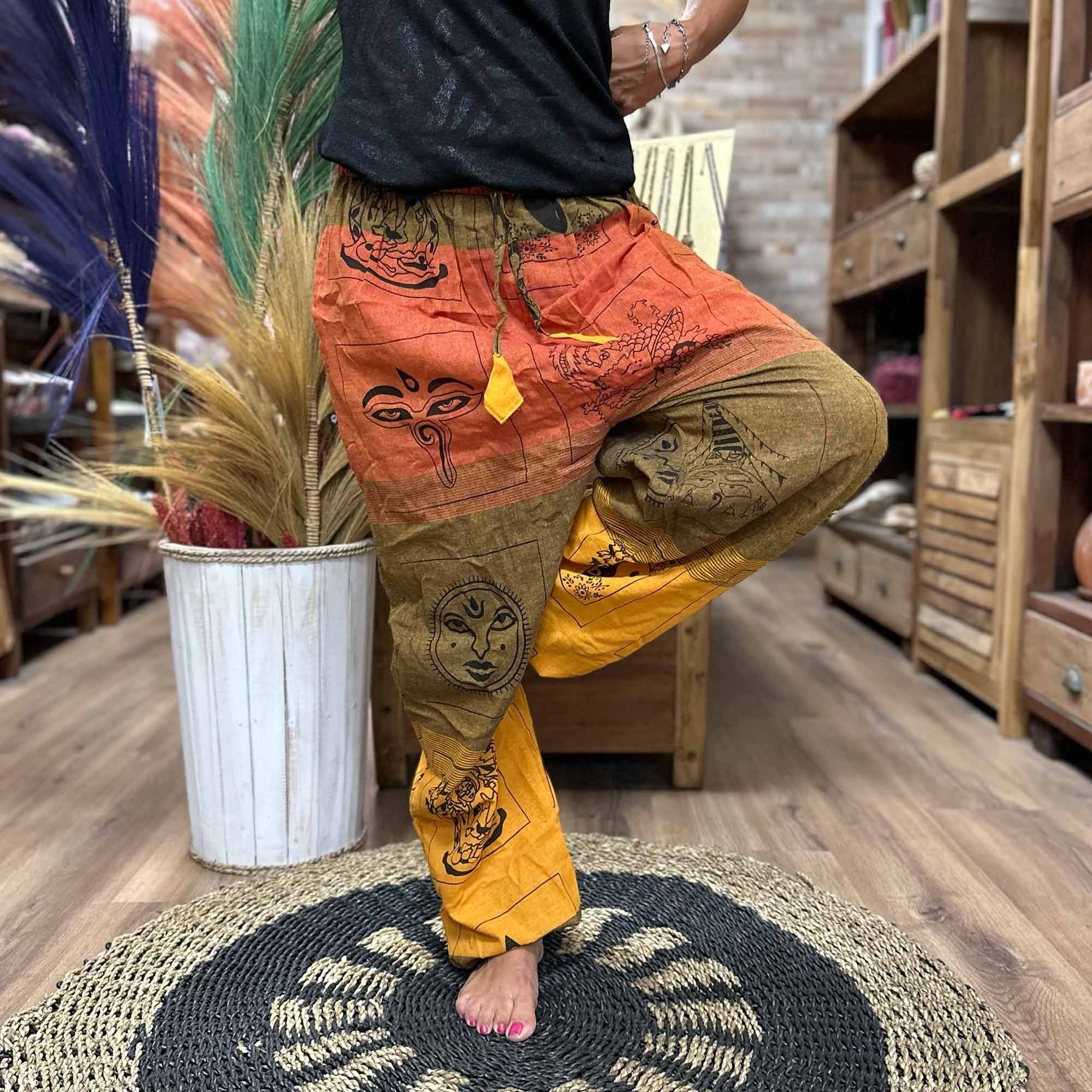 Yogahosen und Festivalhosen – High Cross Himalaya-Print auf Orange
