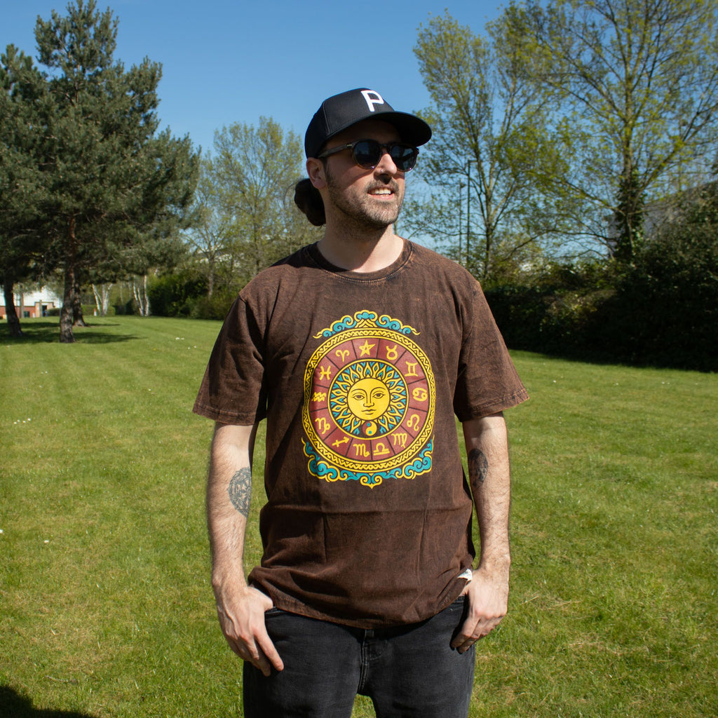 Nomad Sari Stonewashed Baumwoll-T-Shirt – Sun & Zodiac – Braun – Large