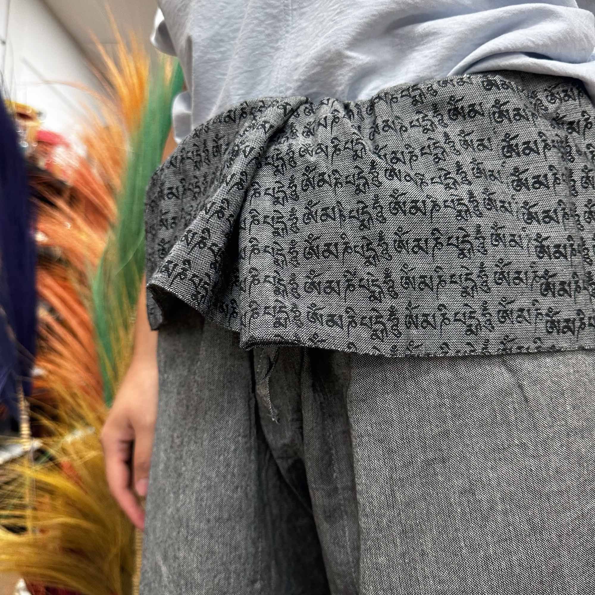Yoga- und Festivalhosen – Thai Fisherman Mandala Mantra auf Grau