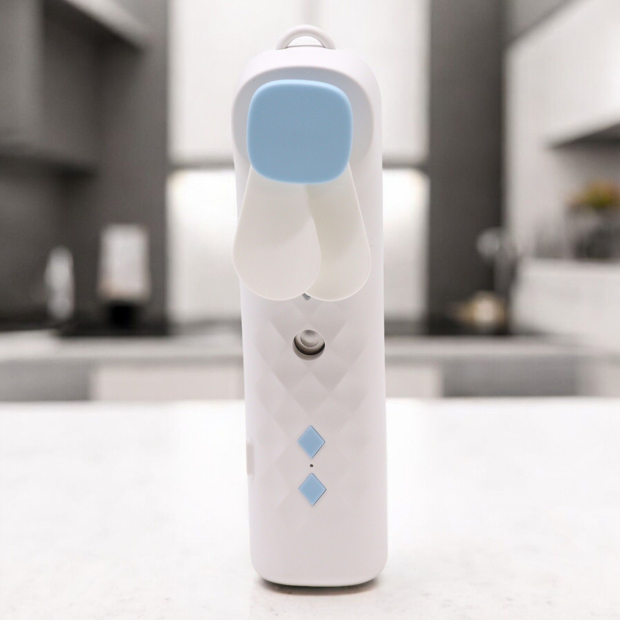 Ventilatore per il viso con nebulizzazione fine bianca e spray - ricaricabile tramite USB