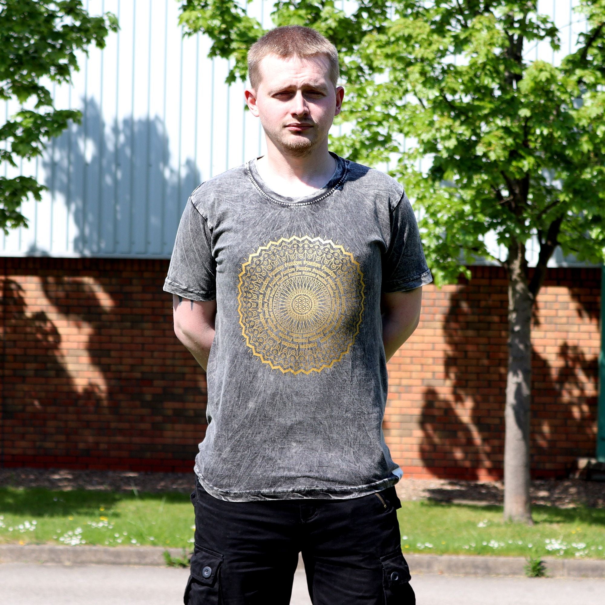 T-shirt in cotone stonewashed Nomad Sari – Mandala – Grigio scuro – Grande