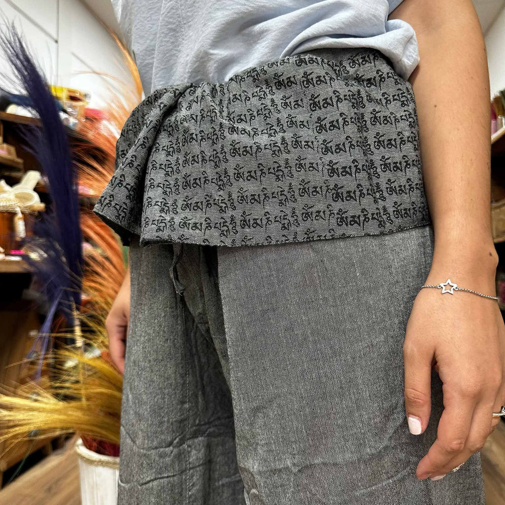 Yoga- und Festivalhosen – Thai Fisherman Mandala Mantra auf Grau