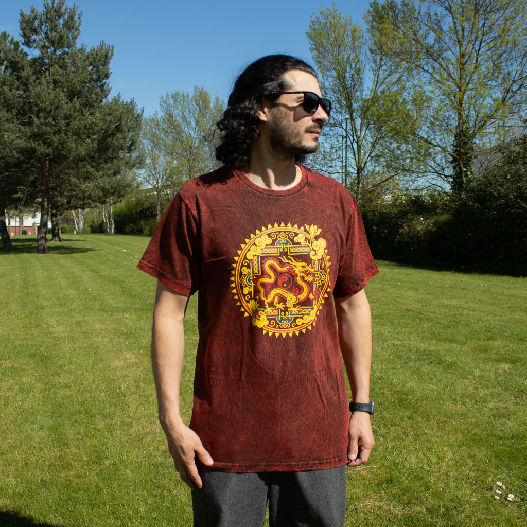 T-shirt in cotone stonewashed Nomad Sari - Mandala del drago - Bordeaux - Medio
