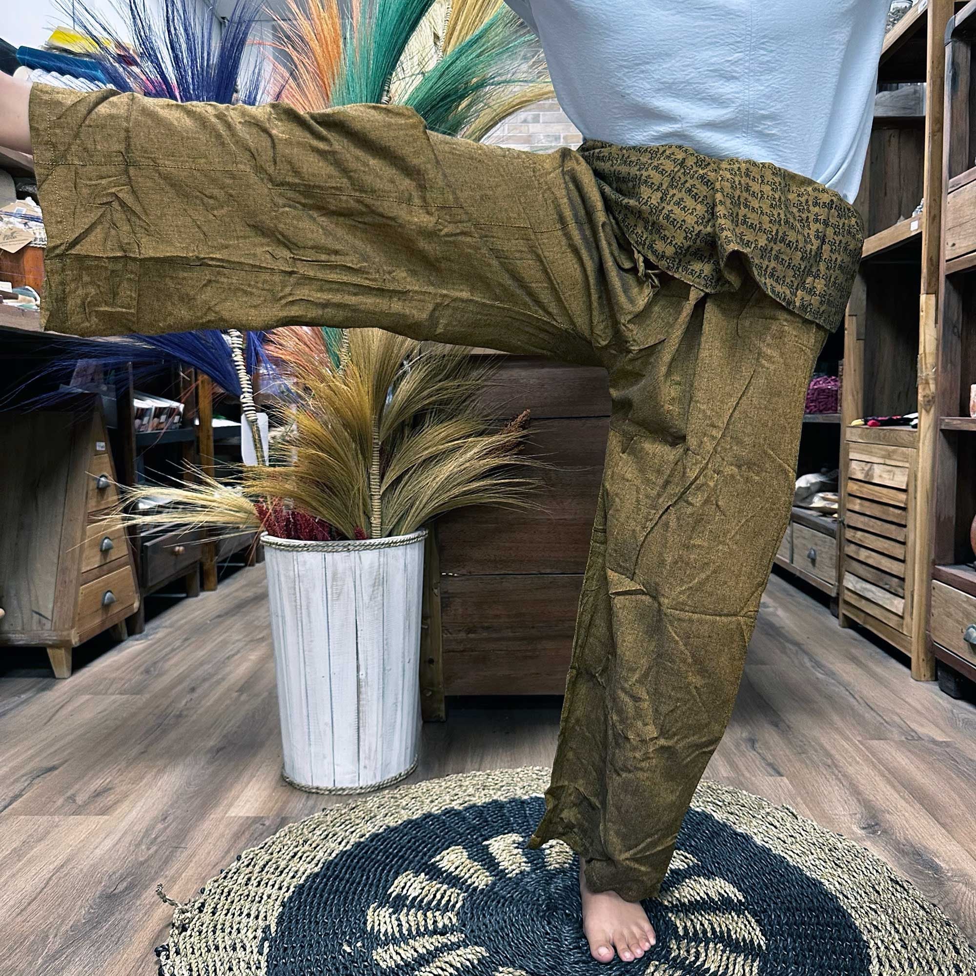 Yoga- und Festivalhosen – Thai Fisherman Mandala-Mantra auf Orange
