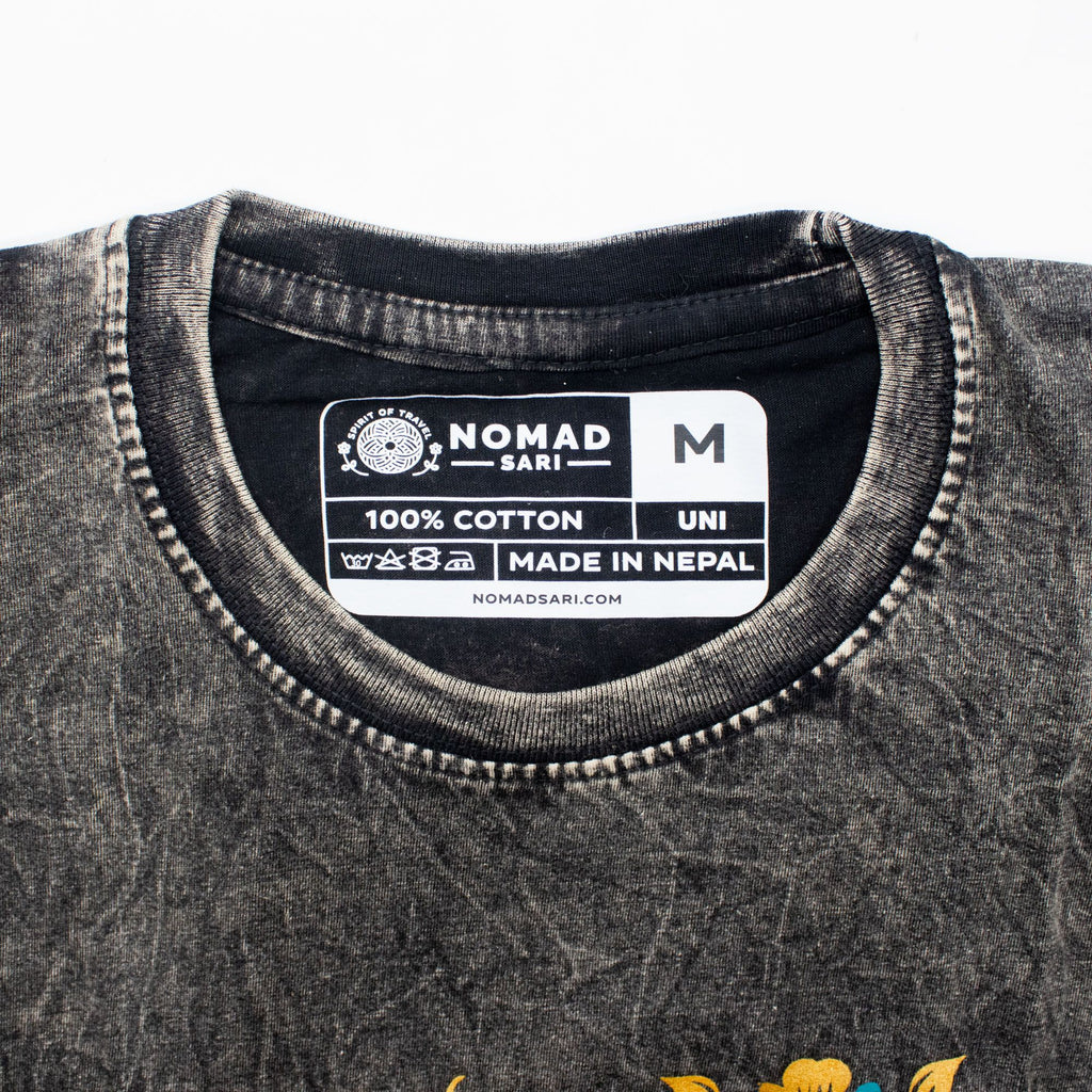 Nomad Sari Stonewashed Baumwoll-T-Shirt – Kompass des Lebens – Anthrazit – Medium