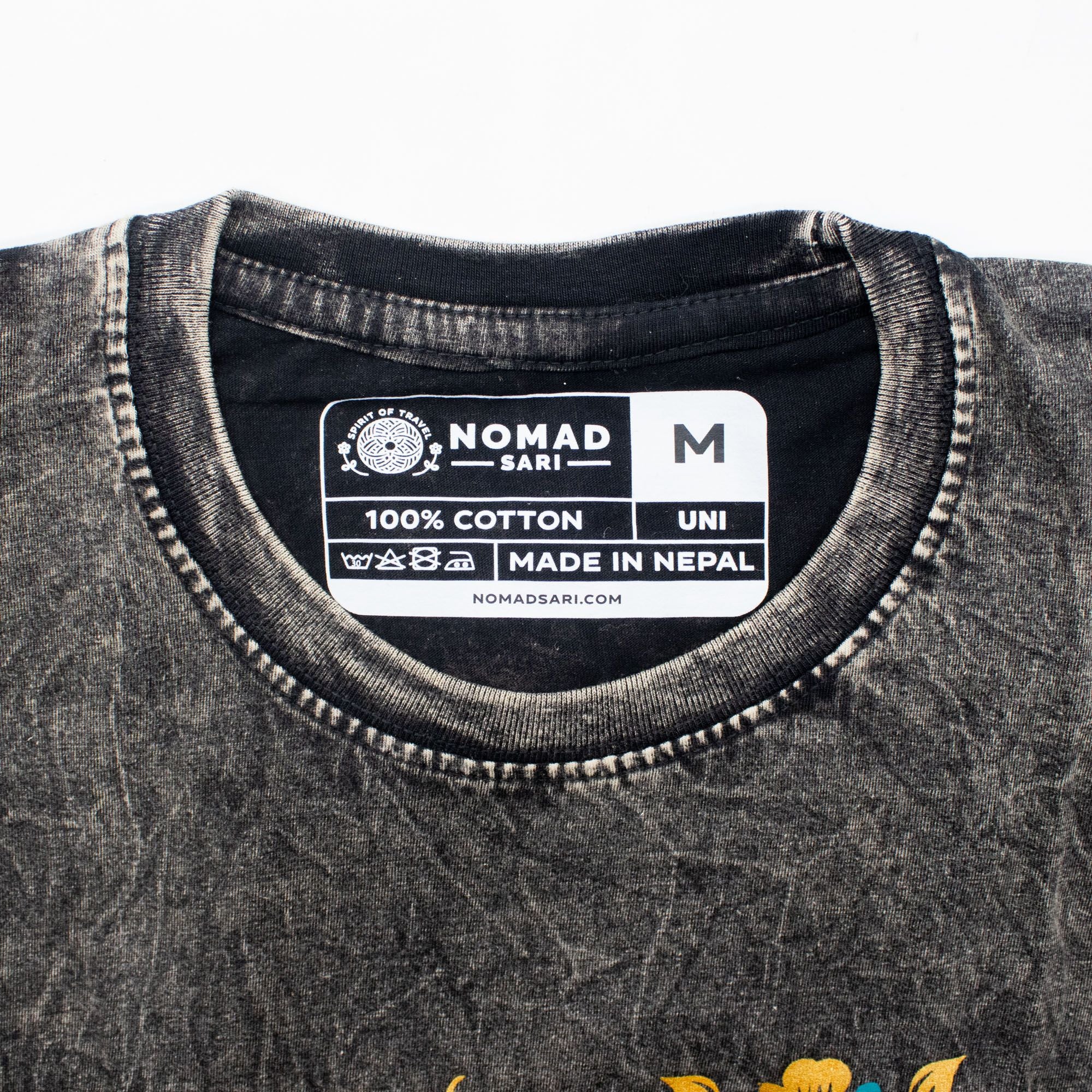 Nomad Sari Stonewashed Baumwoll-T-Shirt – Kompass des Lebens – Anthrazit – Medium