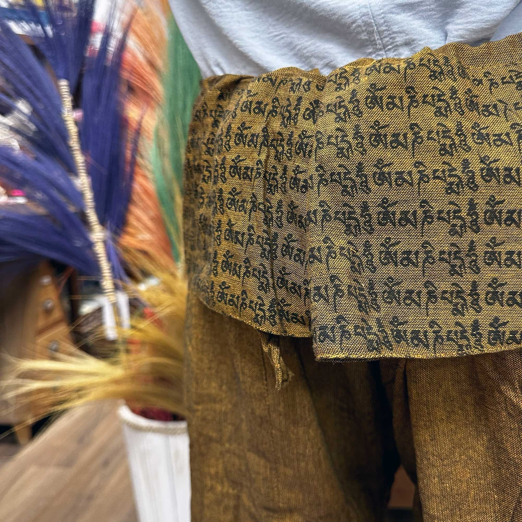 Yoga- und Festivalhosen – Thai Fisherman Mandala-Mantra auf Orange